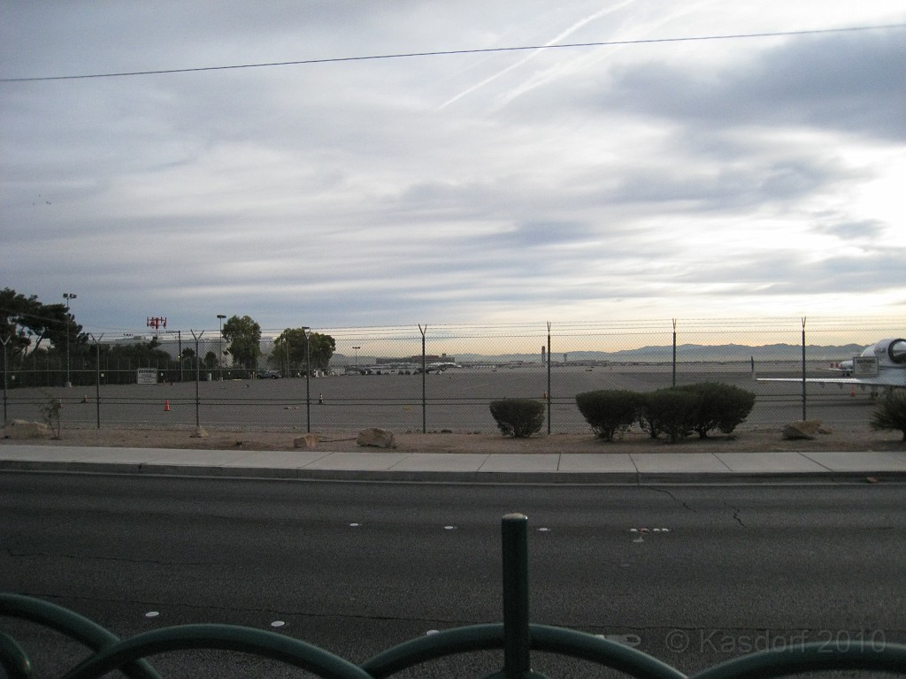 Las Vegas 2010 - Gettin out of Town 0071.JPG - The 2010 Las Vegas Fire - Ice and Sweat Tour. Half Marathon, Red Rock Canyon, Mt. Charleston, Casinos, Valley of Fire.... and buffets!The airport...